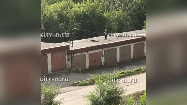 В Новокузнецке подростки гоняют на самокатах по крышам гаражей смотреть онлайн