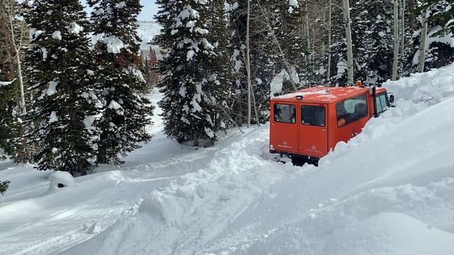 Snowcat Series - Extraction of a Buried Old Pistenbully PB130(4x Speed) смотреть онлайн