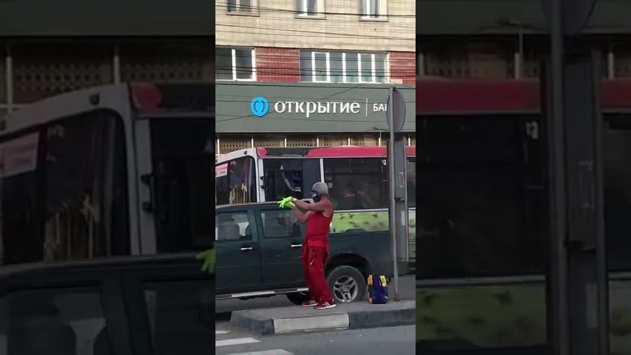 Новосибирский танцор. Танцы посреди дороги. Танцующий мужик в Новосибирске. #shorts смотреть онлайн