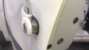 Как снять наружную ручку двери Skoda Roomster,Fabia 2