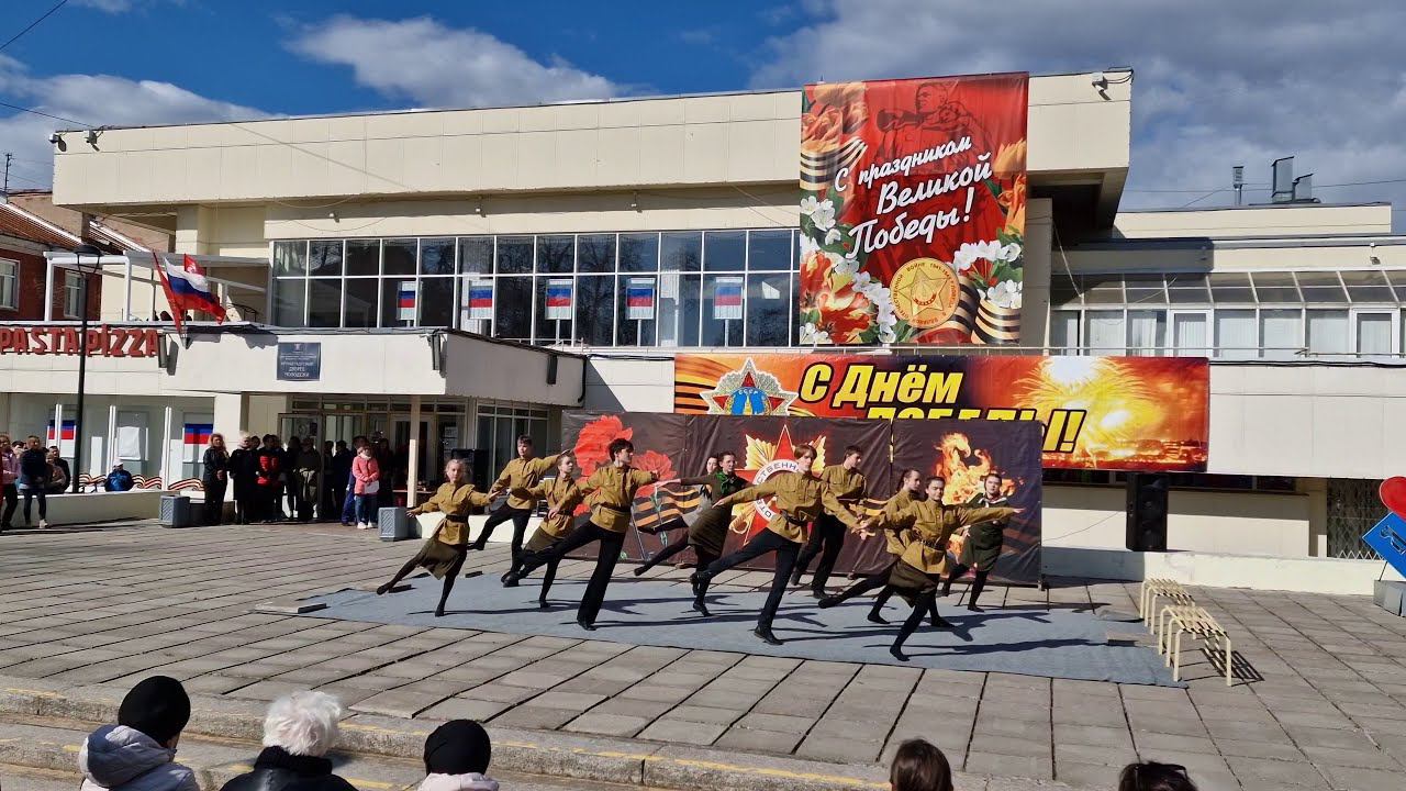 Сквер Дворца молодёжи. Гала-концерт "СОРОКОВЫЕ-РОКОВЫЕ". 9 мая Кронштадт. смотреть онлайн