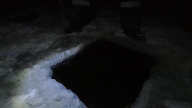 СТАВИМ СЕТИ у СТАРОЙ ИЗБЫ. УСТАНОВКА СЕТЕЙ под ЛЁД с ПОМОЩЬЮ ТОРПЕДЫ. Часть первая. смотреть онлайн