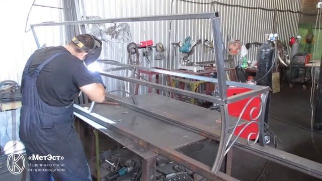 Скамейка и стол