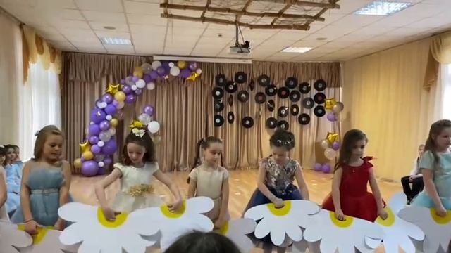 Танец на выпускной в детском саду. Танец девочек на выпускной. "Ромашковое поле". смотреть онлайн