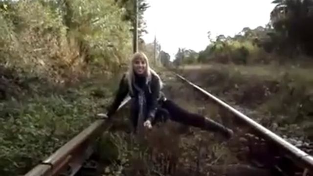 УЖАС!!!Девушку сбивает поезд..)))Парень красава!)) смотреть онлайн