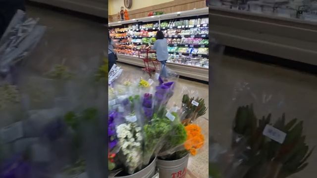 Цветы, колбаса, сыр, все в кучу. Главное удобно! смотреть онлайн