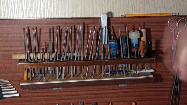 Маленькие хитрости навесной доски для хранения в рабочей готовности надфилей и штихелей с резцами. смотреть онлайн