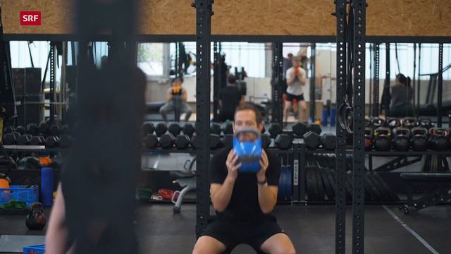Fitnesstraining im Vergleich (CrossFit, EMS, Aurum) | Training für Muskelwachstum | SRF Einstein смотреть онлайн