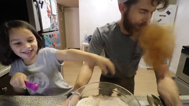 TRYING TO BAKE A CARROT CAKE! смотреть онлайн