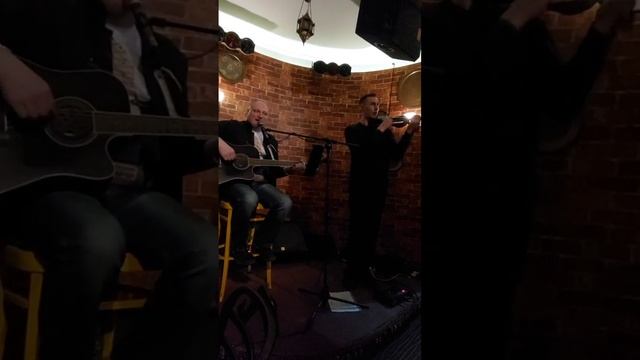 Прекрасный вечер с прекрасными людьми, в прекрасном месте и с прекрасными исполнителями!)