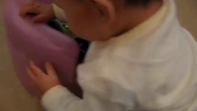Gabriel's use of the Bumbo смотреть онлайн
