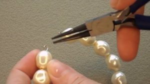 Как сделать модный браслет из жемчуга за три минуты