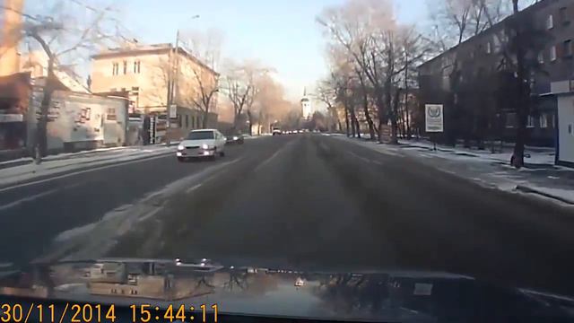 Джип прилетел в лобовое смотреть онлайн