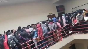 семь студентов погибли, рухнув с балкона во время давки