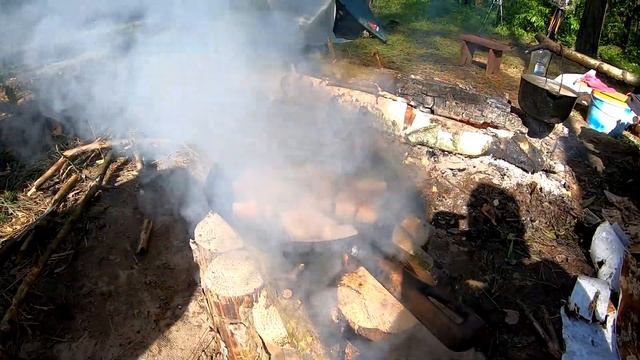 ЛЕСНОЙ ШАЛАШ из сосны - СДЕЛАЛИ СХРОН поход в лес с ночевкой часть 2 смотреть онлайн