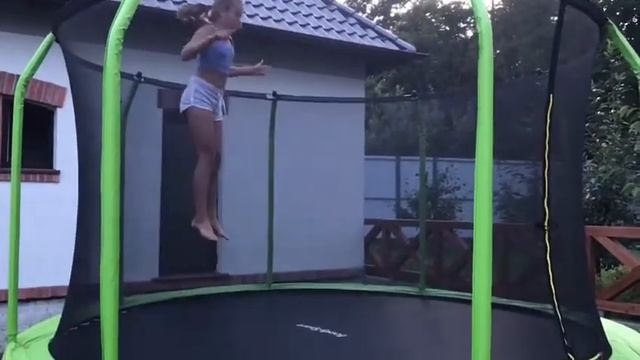 Сальто без рук на батуте?