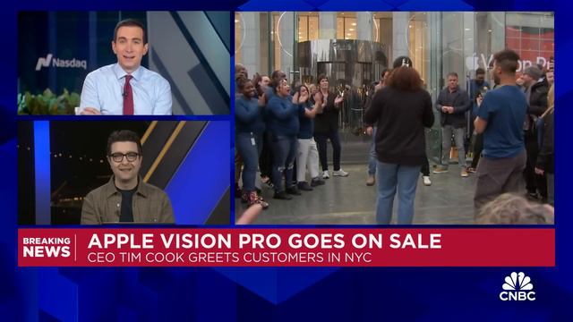 Apple Vision Pro goes on sale: CEO Tim Cook greets customers in NYC смотреть онлайн
