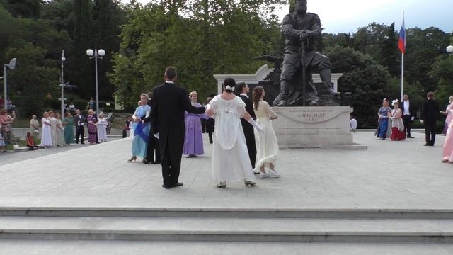 Летний вальс в парке Ливадийского дворца в Ялте. Все были в восторге. смотреть онлайн