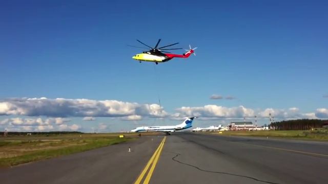 Вертолёт МИ-26 (UTair) перевозит самолёт ТУ-134. Helicopter MI-26 transports airplane TU-134. смотреть онлайн