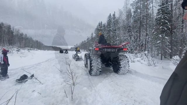 ВЫТАСКИВАЕМ СНЕГОХОД из болота при помощи вездехода смотреть онлайн