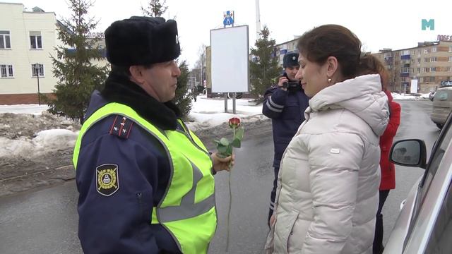 ГИБДД провела в Менделеевске праздничную акцию к 8 марта смотреть онлайн
