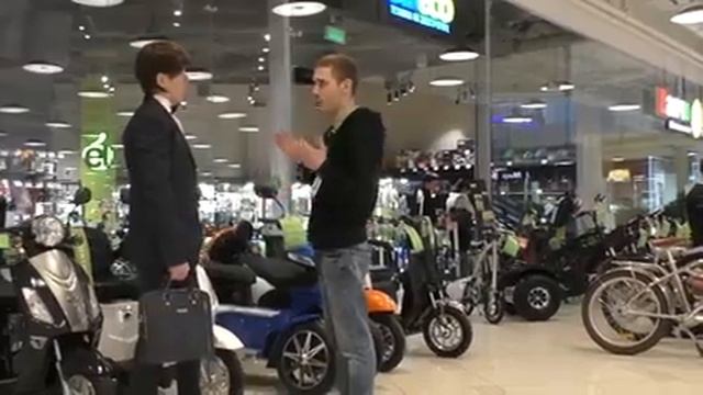 ПОКУПКА МОПЕДА #1 Странный тип мучает продавца | Пранк ? смотреть онлайн
