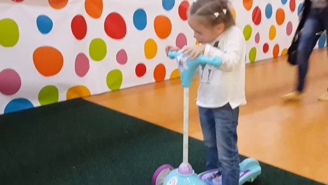Соня катается на самокате и играет в развлекательном центре "FLY PARK" смотреть онлайн