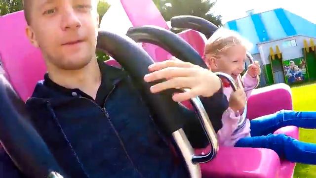 Милана и Даня и семья Family Box в Диво Парке Сантк Петербурга аттракцион ракета и другие1