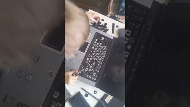 Продолжаем разбирать ноутбук. Часть 2. Снимаем кнопки смотреть онлайн