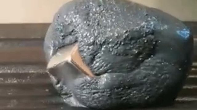 Магнитная смесь поглощает металлический куб