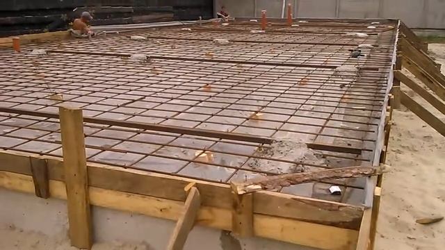 Вязка каркасов, выставление опалубки для заливки плитного фундамента смотреть онлайн