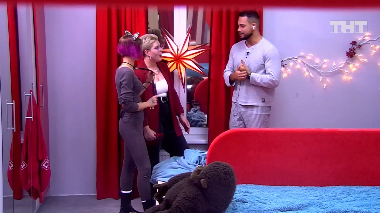 Дом-2: Ульяна и Марсиага флиртуют с Захарьяшем смотреть онлайн