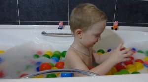 Купаемся в ванной с шариками. Ищем сюрпризы в пакетиках.Игрушки Свинка Пеппа. Видео для детей