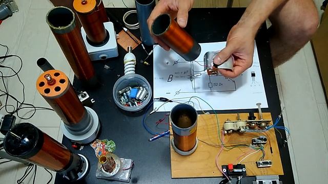 КАК СДЕЛАТЬ МОЩЬНУЮ КАТУШКУ ТЕСЛА . (КАЧЕР БРОВИНА) смотреть онлайн