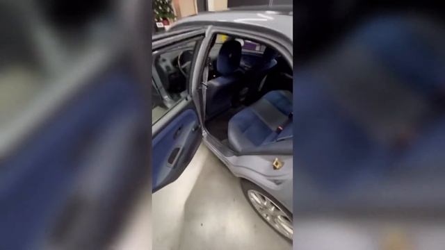 Перетяжка салона Mitsubishi Carisma в оригинальную алькантару. Установка акустики. смотреть онлайн