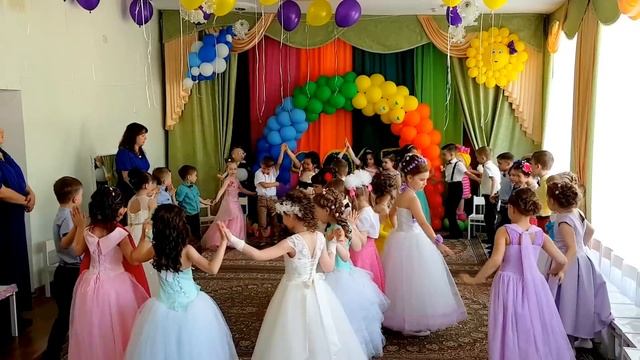 Выпускной в детском саду Танец "Ромашковое поле" смотреть онлайн