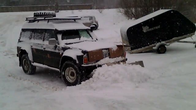 Снег достал. Даже у джипа выросла лопата
