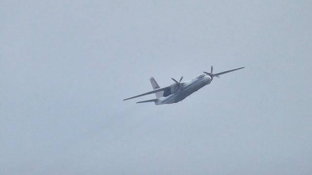 Ан-26 который "не может сесть" работает над Омском смотреть онлайн