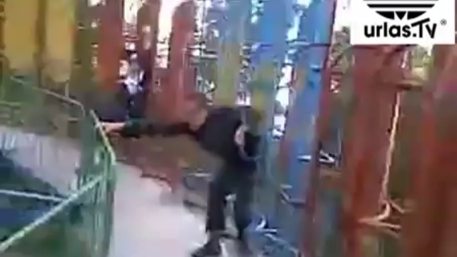 Пьяный мужик на карусели. смотреть онлайн