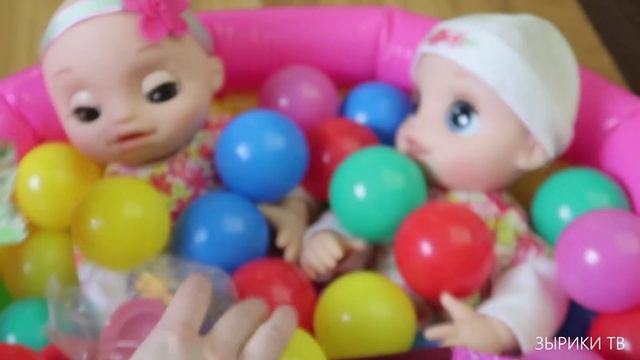 Беби Элайв играют в бассейне с шариками, открываем сюрпризы/Зырики ТВ смотреть онлайн
