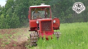 Легенда советского тракторостроения - гусеничный трактор ДТ-75 пашет заросшее поле