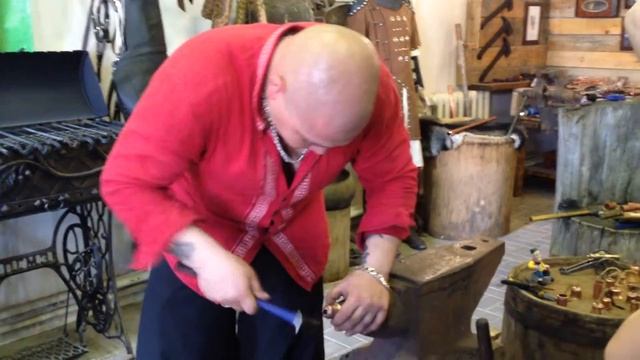 Казанский кузнец куёт медный колокольчик смотреть онлайн