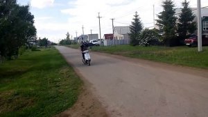 Школьник стантит на скутере