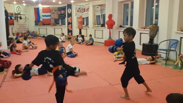 Клуб "Алмаз" ?приглашает мальчишек и девчонок от 4-х лет и старше на занятия по Тхэквондо смотреть онлайн