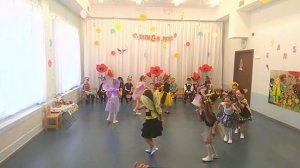 Танец пчел, бабочек и мошек из спектакля "Муха-цокотуха".