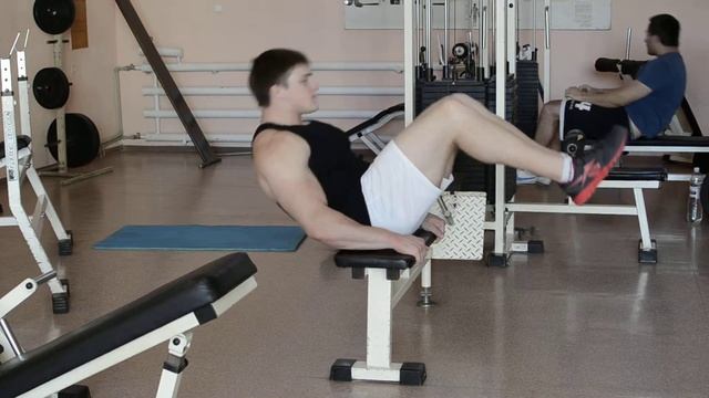 скручивание на лавочке книжка