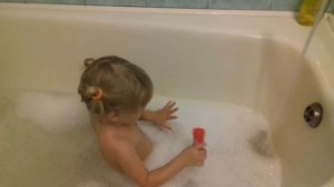 Вечный релакс  Ребенок в ванной тишина и спокойствие