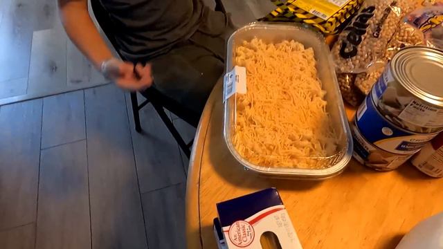 США 🇺🇸 Бесплатная еда в Америке / Еда для выживания / Какие продукты выдают для семьи на Фуд банке смотреть онлайн