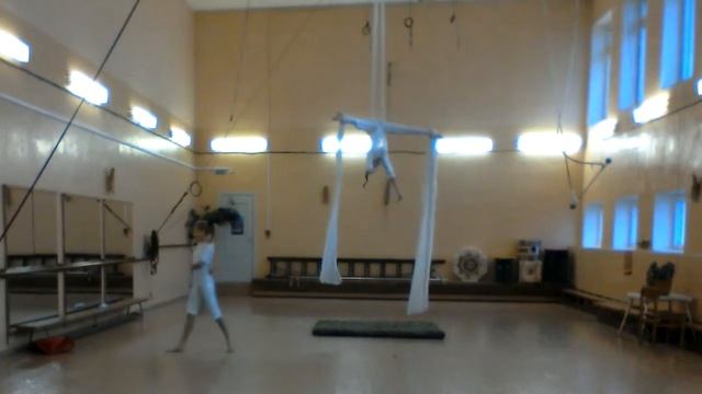 на кастинг Украина мае талант, Яна и Катя(номер:94040, воздушные гимнастки на полотнах) смотреть онлайн