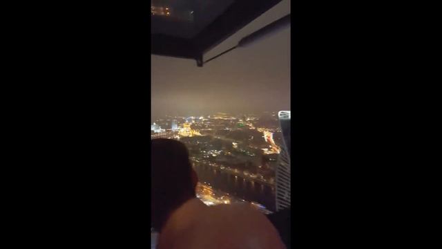 Как открываются окна на 62 этаже в ресторане SIXTY смотреть онлайн